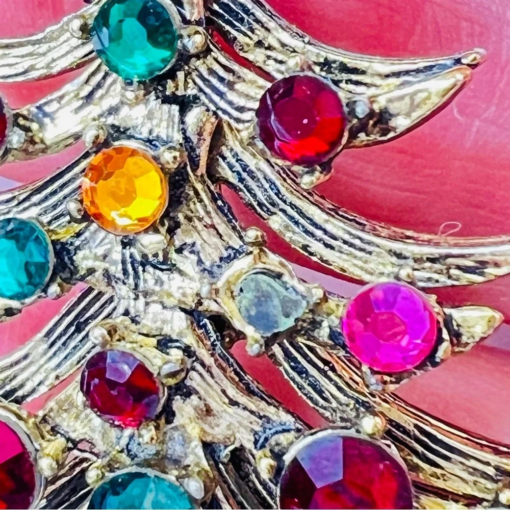 Vintage signed Hollycraft brass tone multicolor rhinestone Christmas tree brooch